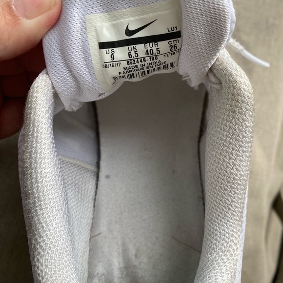 Used good condition women’s Nike size 9 shoes. - Picture 4 of 4